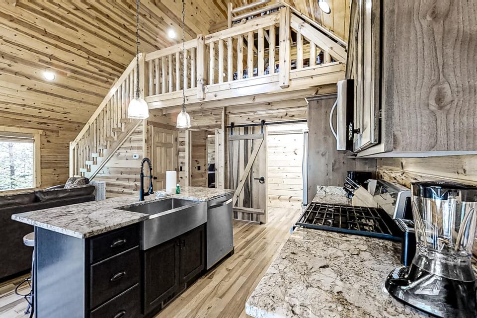 Charming Rustic Mtn Cabin Sleep 9 Hot Tub Balcony Cabin in Gatlinburg