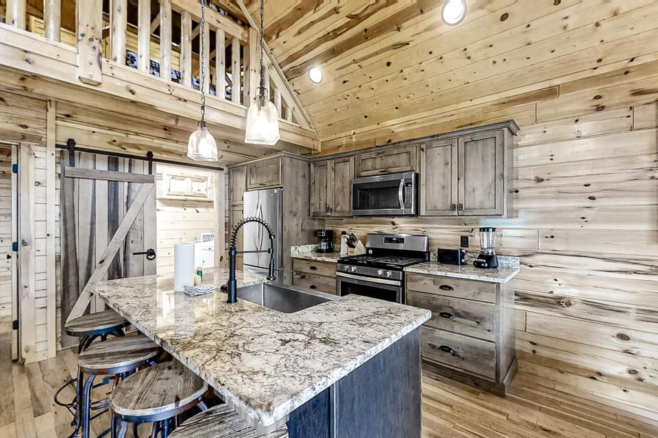 Charming Rustic Mtn Cabin Sleep 9 Hot Tub Balcony Cabin in Gatlinburg