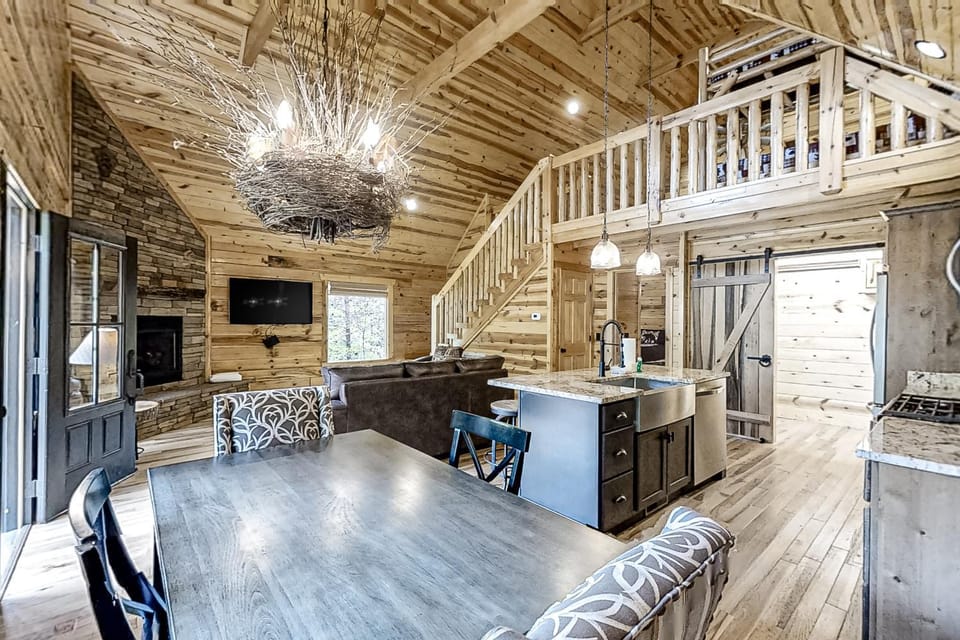 Charming Rustic Mtn Cabin Sleep 9 Hot Tub Balcony Cabin in Gatlinburg