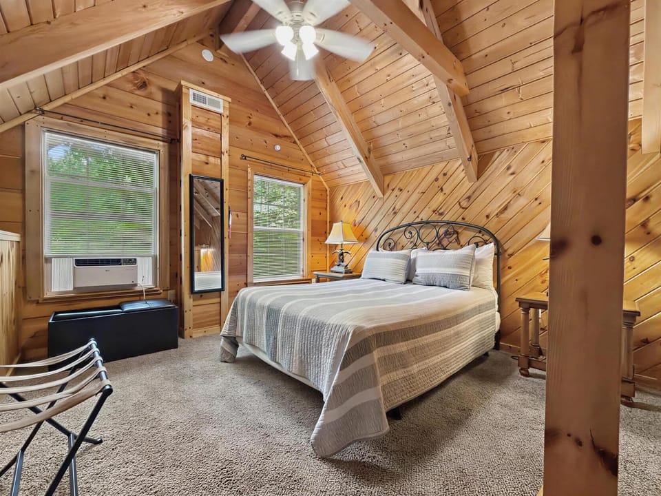 Smokies Cabin Sleeps 6 Hot Tub Fireplace Deck Cabin in Gatlinburg
