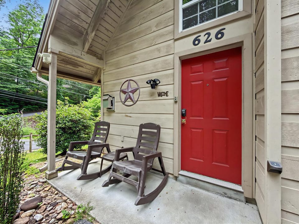 Smokies Cabin Sleeps 6 Hot Tub Fireplace Deck Cabin in Gatlinburg