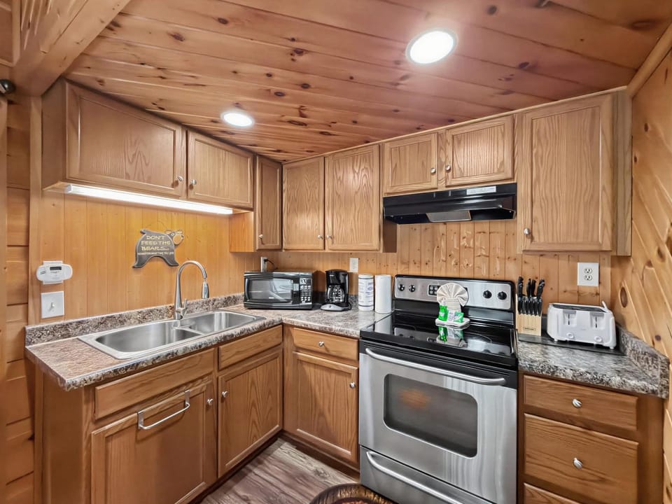 Smokies Cabin Sleeps 6 Hot Tub Fireplace Deck Cabin in Gatlinburg