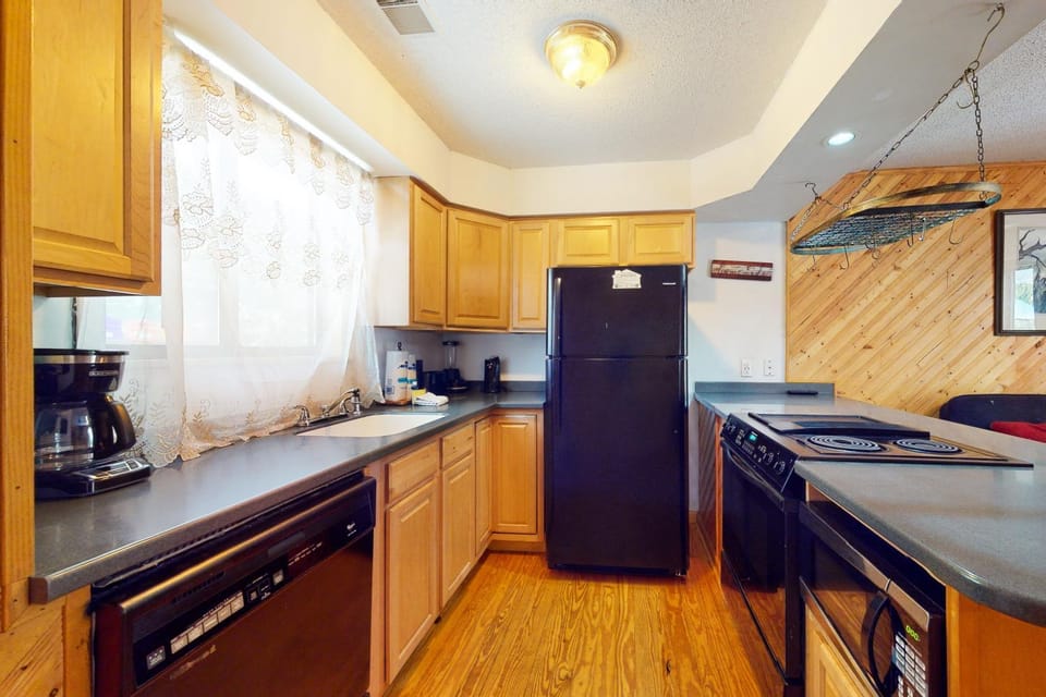 Lovely Home Sleeps 6 Near Hiking W River View House in Gatlinburg