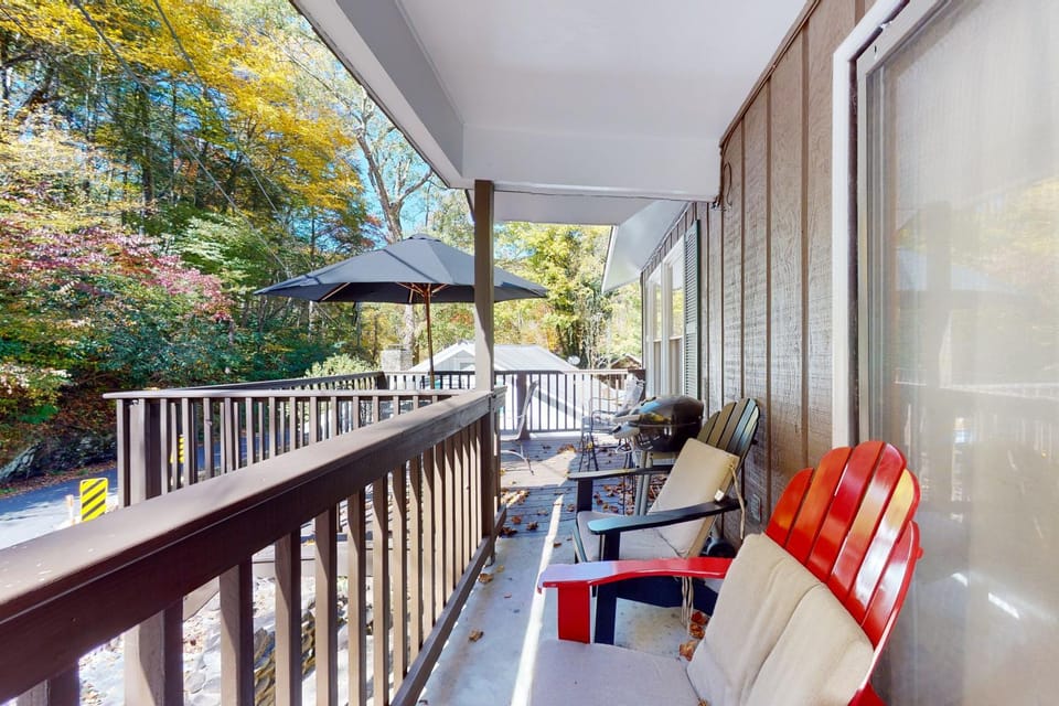 Lovely Home Sleeps 6 Near Hiking W River View House in Gatlinburg