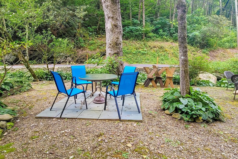 Cozy Creekside Cabin Sleeps 12 Decks Free Tickets Cabin in Gatlinburg