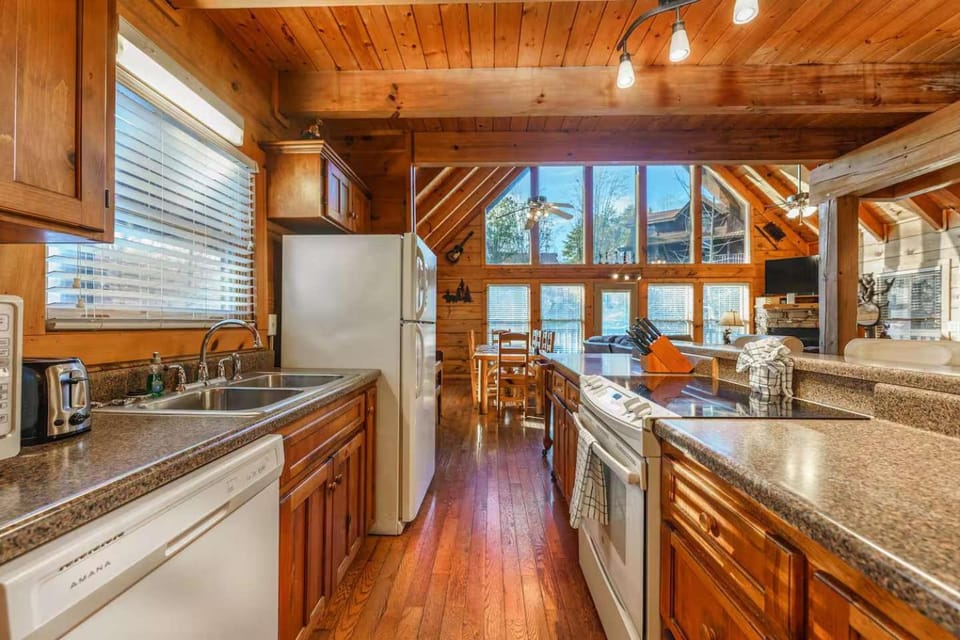 Beautiful Cabin Sleeps 11 Hot Tub Picnic Area Cabin in Pigeon Forge