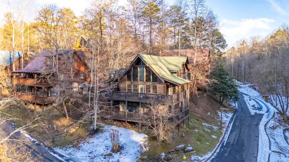 Beautiful Cabin Sleeps 11 Hot Tub Picnic Area Cabin in Pigeon Forge