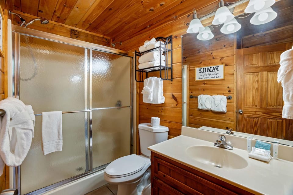 Beautiful Cabin Sleeps 11 Hot Tub Picnic Area Cabin in Pigeon Forge