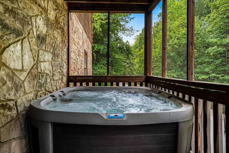 Beautiful Cabin Sleeps 11 Hot Tub Picnic Area Cabin in Pigeon Forge