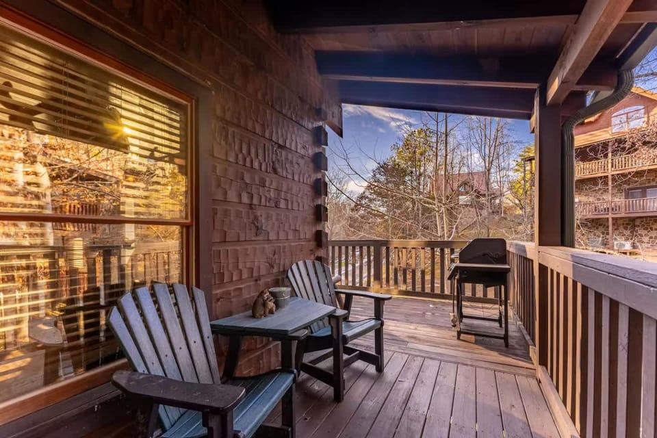 Beautiful Cabin Sleeps 11 Hot Tub Picnic Area Cabin in Pigeon Forge