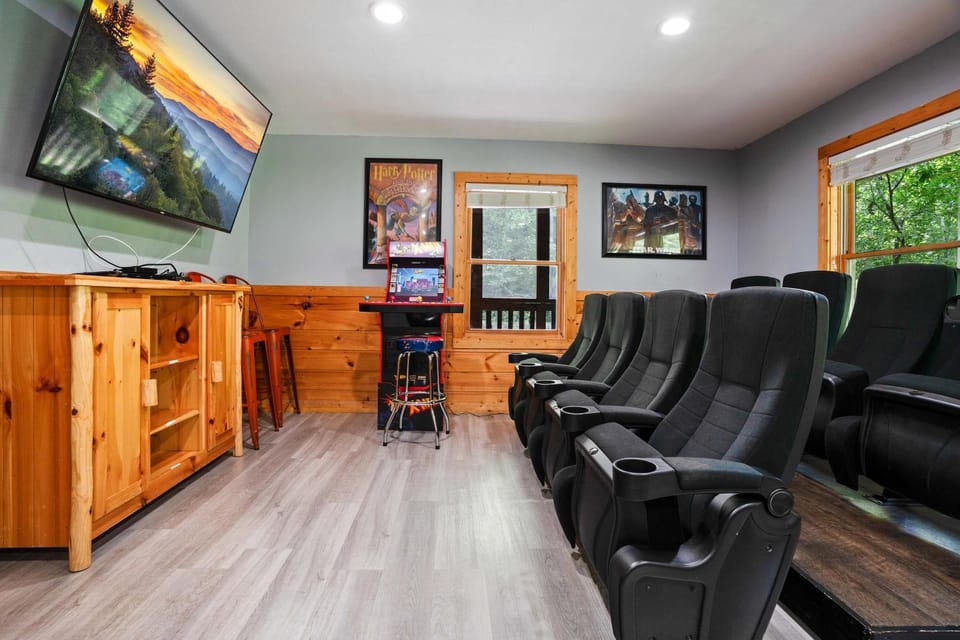 Beautiful Cabin Sleeps 11 Hot Tub Picnic Area Cabin in Pigeon Forge