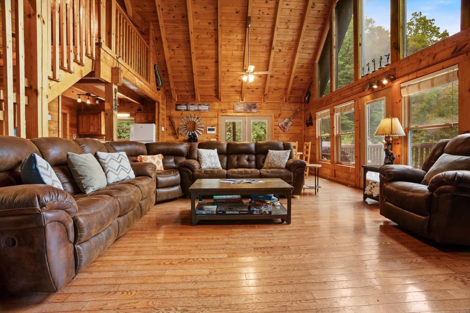 Beautiful Cabin Sleeps 11 Hot Tub Picnic Area Cabin in Pigeon Forge