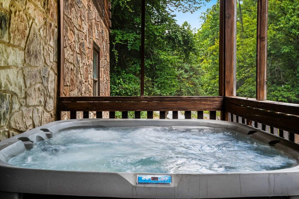 Beautiful Cabin Sleeps 11 Hot Tub Picnic Area Cabin in Pigeon Forge