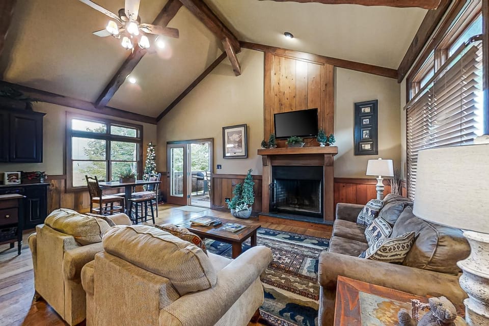 Mountain View Cabin Sleeps 4 Mins from National Park Cabin in Sevier County