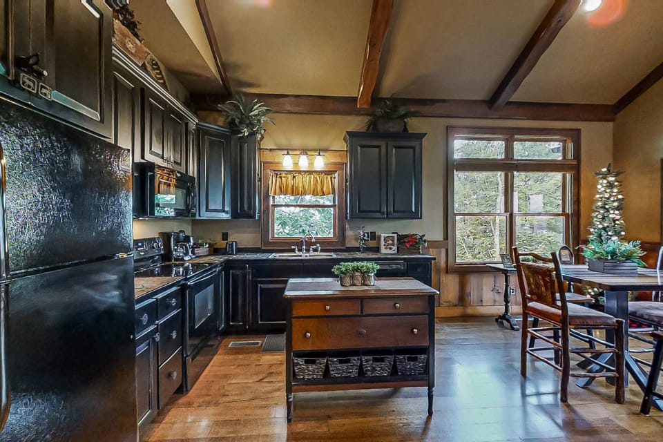 Mountain View Cabin Sleeps 4 Mins from National Park Cabin in Sevier County