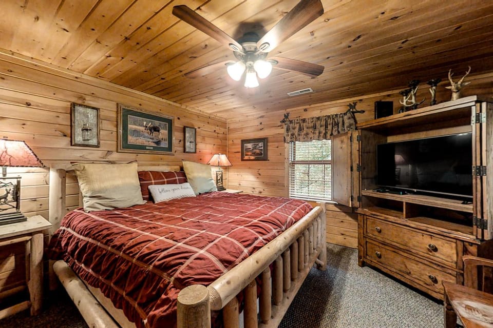 Upscale Cabin W Hot Tub Sleeps 22 Game Room Pool Cabin in Pigeon Forge