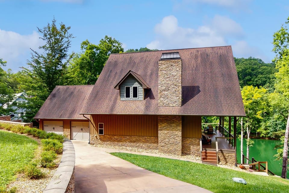 Lakefront Escape Sleeps 10 Private Dock Hot Tub House in Norris Lake