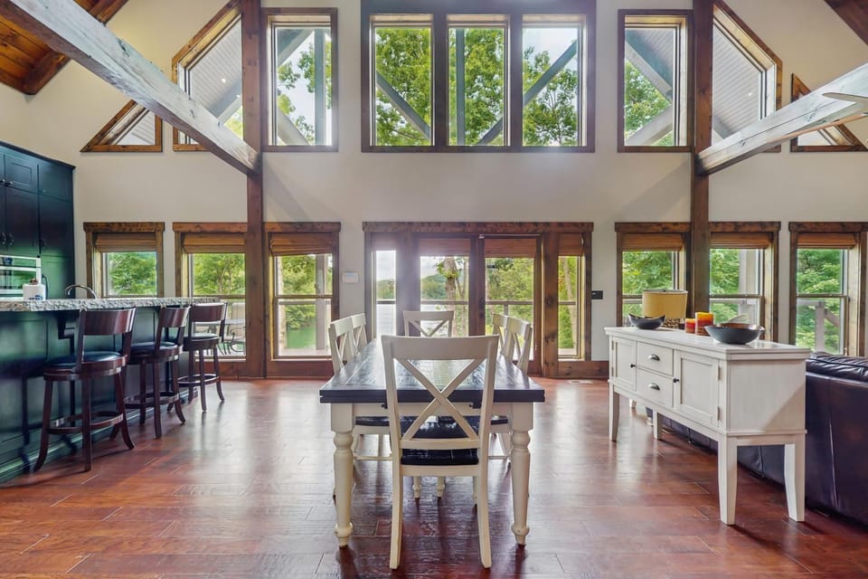 Lakefront Escape Sleeps 10 Private Dock Hot Tub House in Norris Lake