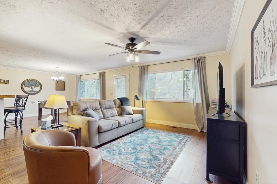 Serene Lake Home Sleep 7 Grill Games Dog Friendly House in Caryville