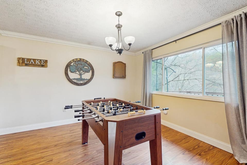 Serene Lake Home Sleep 7 Grill Games Dog Friendly House in Caryville