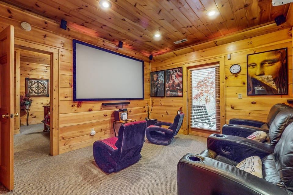 Dog Welcome Cabin Sleeps 10 Hot Tub Pool Table Cabin in Sevier County