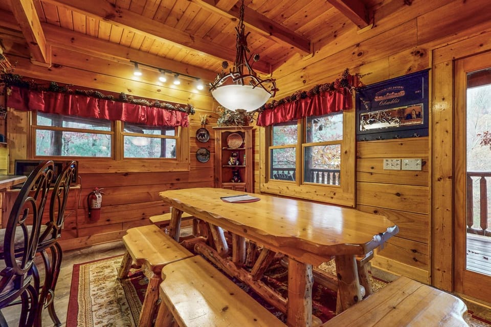 Dog Welcome Cabin Sleeps 10 Hot Tub Pool Table Cabin in Sevier County