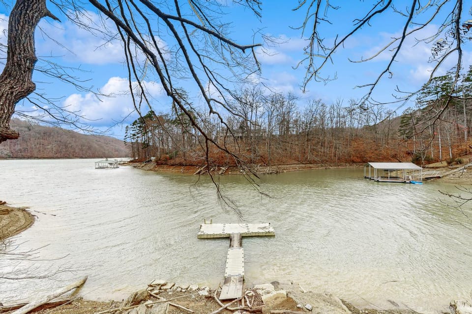 Dog Welcome Lake Home Sleeps 15 Floating Dock House in Norris Lake