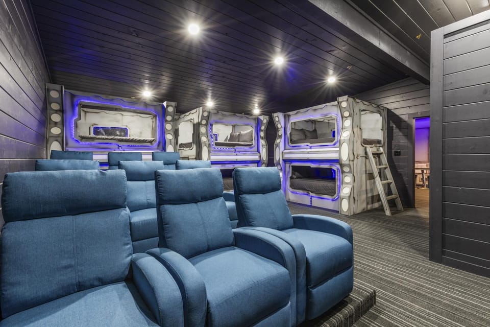 Movie Fanatic Home Sleep 28 Hot Tub Theater Games House in Pigeon Forge