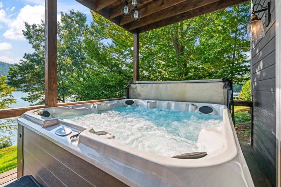 Lakefront Escape Sleep 12 Dock Hot Tub Pool Grill House in Norris Lake