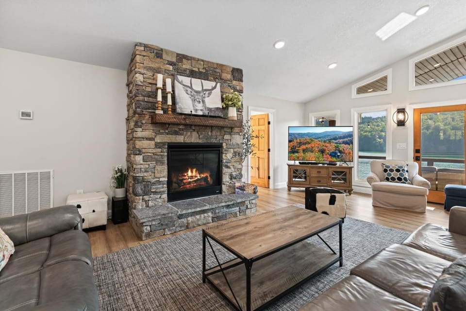 Lakefront Escape Sleep 12 Dock Hot Tub Pool Grill House in Norris Lake