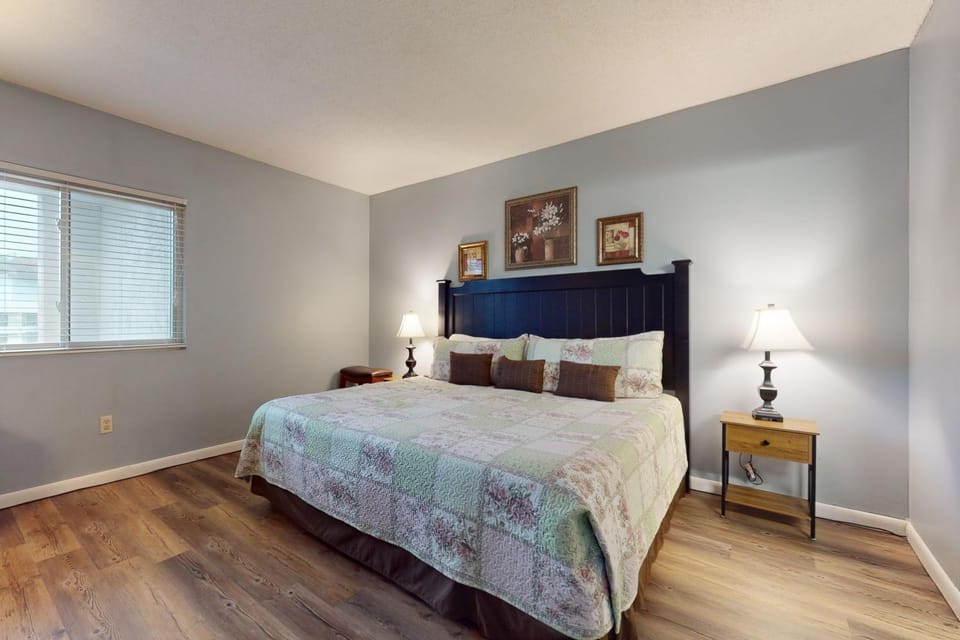 Riverfront Condo Sleeps 6 Shared Pool Fireplace House in Pigeon Forge