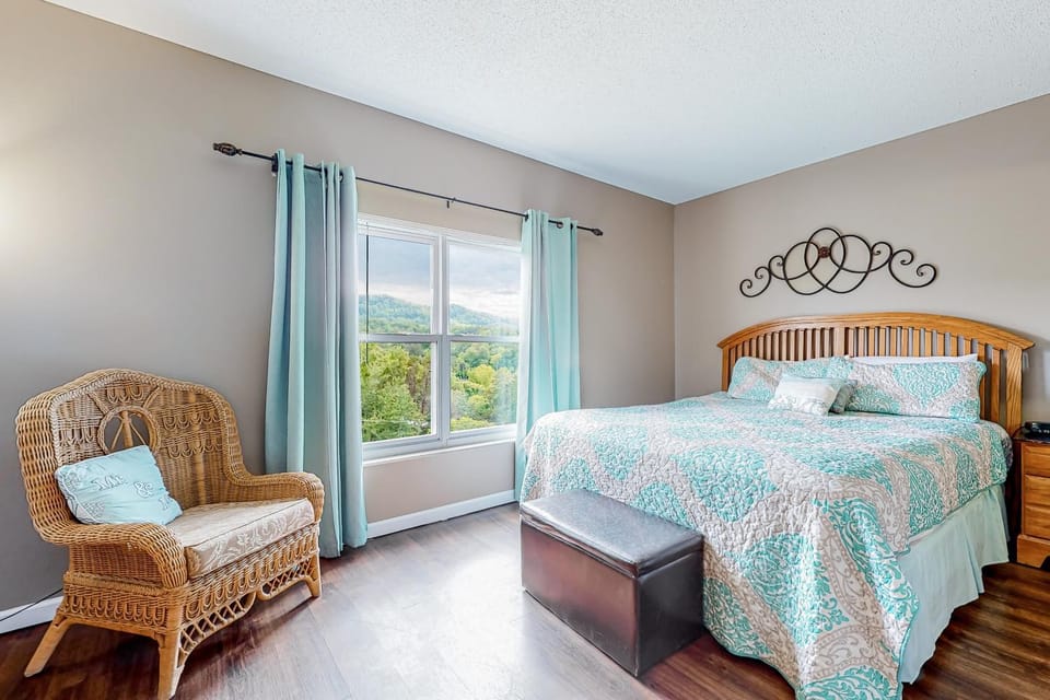 Mtn View Condo Sleeps 8 Pool W Lazy River Hot Tub House in Pigeon Forge
