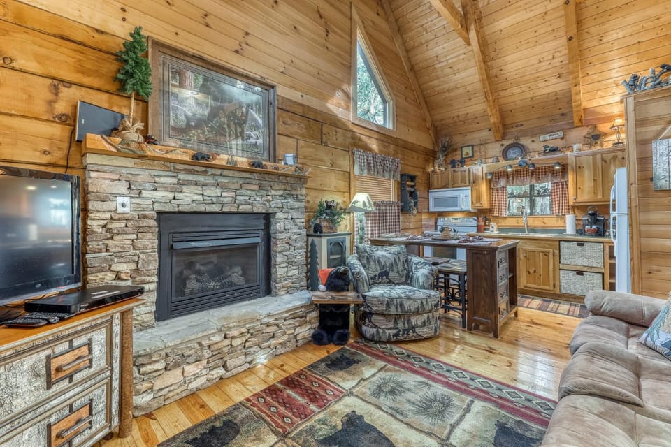Cozy Cabin W Wooded View Sleeps 6 Near Downtown Cabin in Sevierville