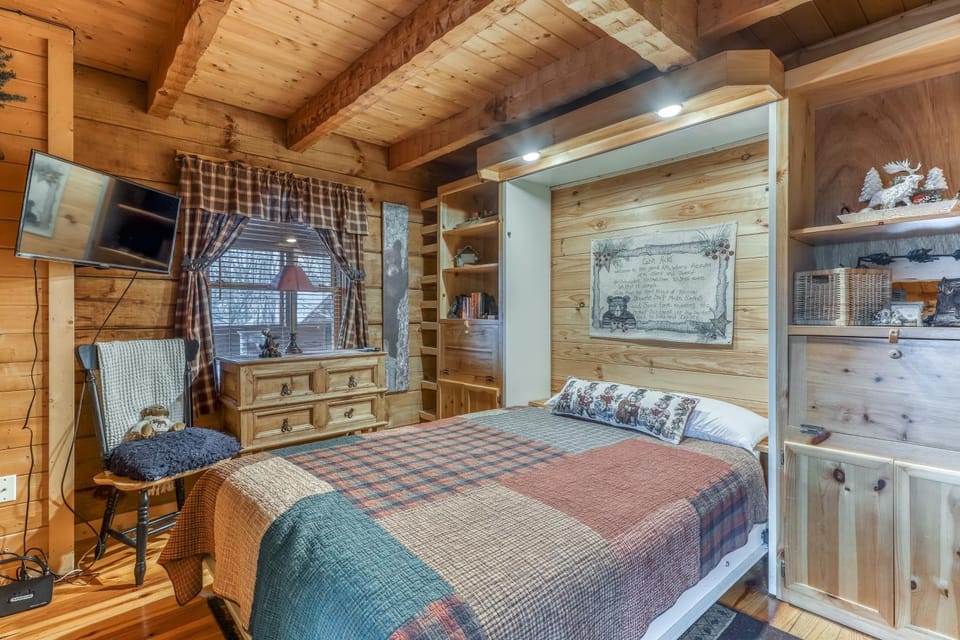 Cozy Cabin W Wooded View Sleeps 6 Near Downtown Cabin in Sevierville