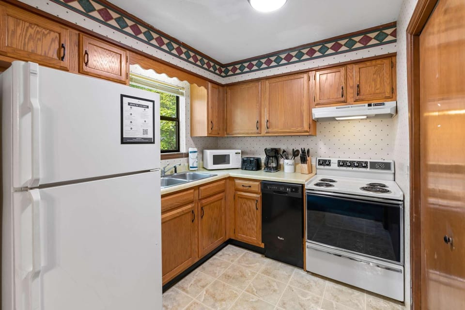 Spacious Escape Sleeps 8 Pool BBQ Grill Firepit House in Pigeon Forge