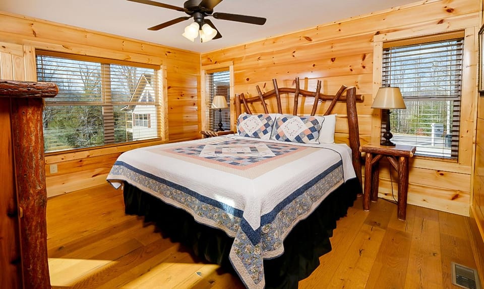Luxe Mtn View Cabin Sleeps 10 Hot Tub Game Room Cabin in Gatlinburg
