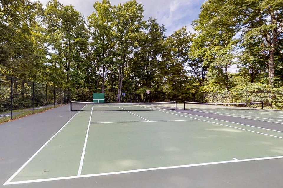 Mountain Escape Sleeps 6 Near Town Free Tickets House in Gatlinburg