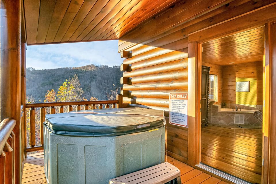 Queen of Dreams 360 Deck Game Room Outdoor Pool House in Gatlinburg