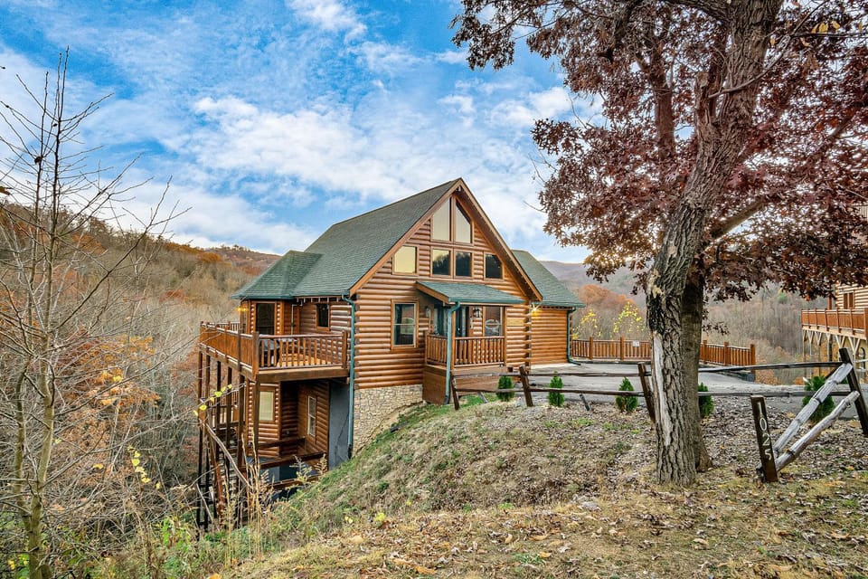 Queen of Dreams 360 Deck Game Room Outdoor Pool House in Gatlinburg