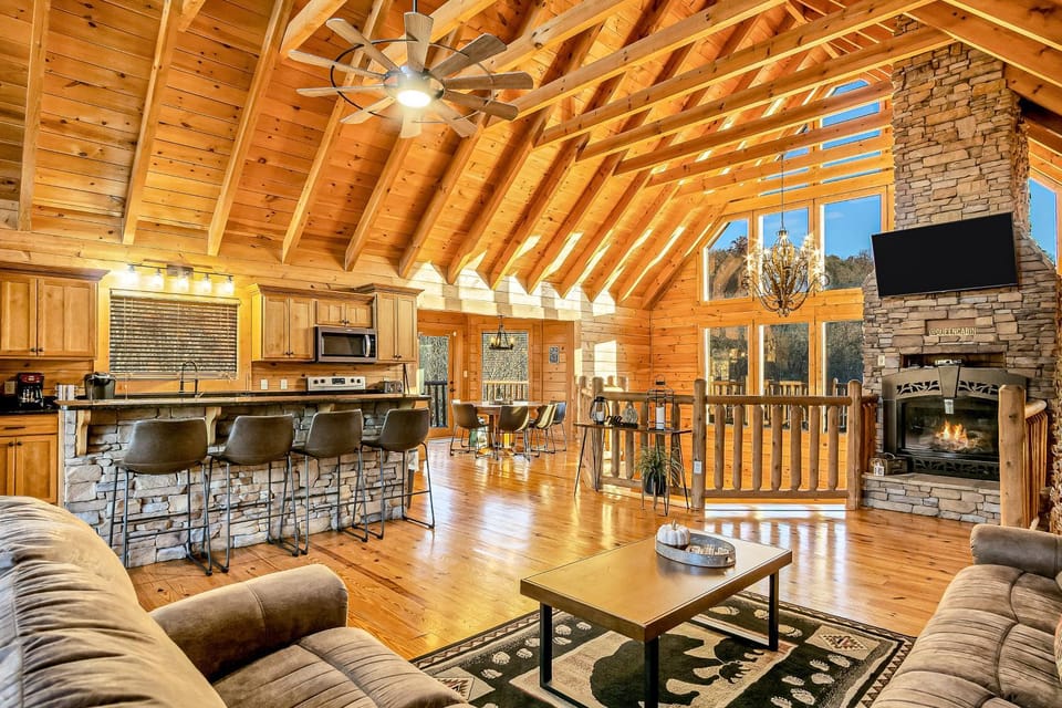 Queen of Dreams 360 Deck Game Room Outdoor Pool House in Gatlinburg