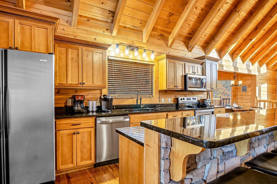 Queen of Dreams 360 Deck Game Room Outdoor Pool House in Gatlinburg