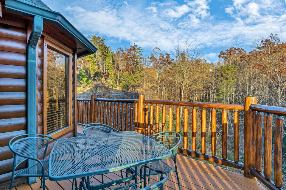 Queen of Dreams 360 Deck Game Room Outdoor Pool House in Gatlinburg