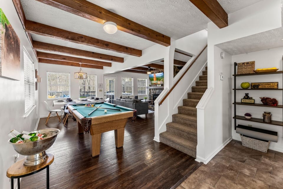 Luxury Cabin Sleeps 8 Game Room Clubhouse Access Cabin in Gatlinburg