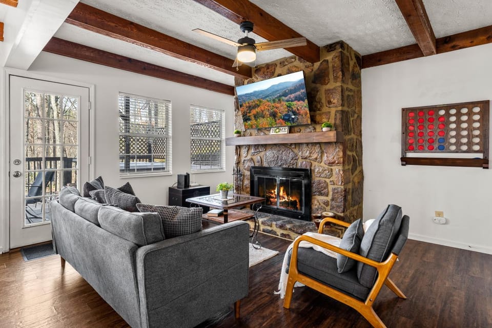 Luxury Cabin Sleeps 8 Game Room Clubhouse Access Cabin in Gatlinburg