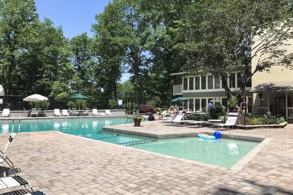 Luxury Cabin Sleeps 8 Game Room Clubhouse Access Cabin in Gatlinburg