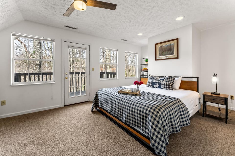 Luxury Cabin Sleeps 8 Game Room Clubhouse Access Cabin in Gatlinburg