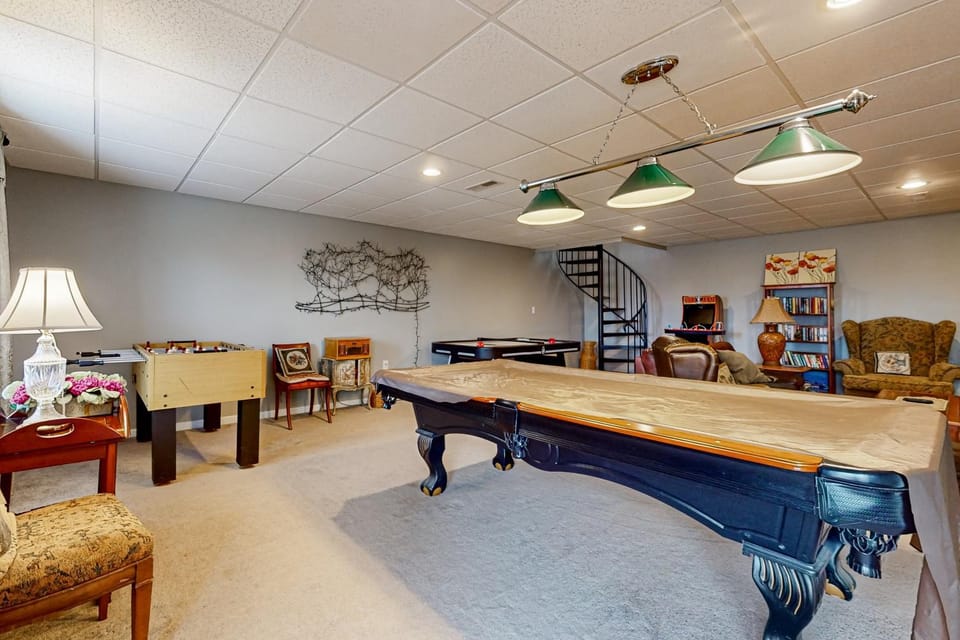 Serene Lakefront Home Dock Game room Fire Pit House in Dandridge