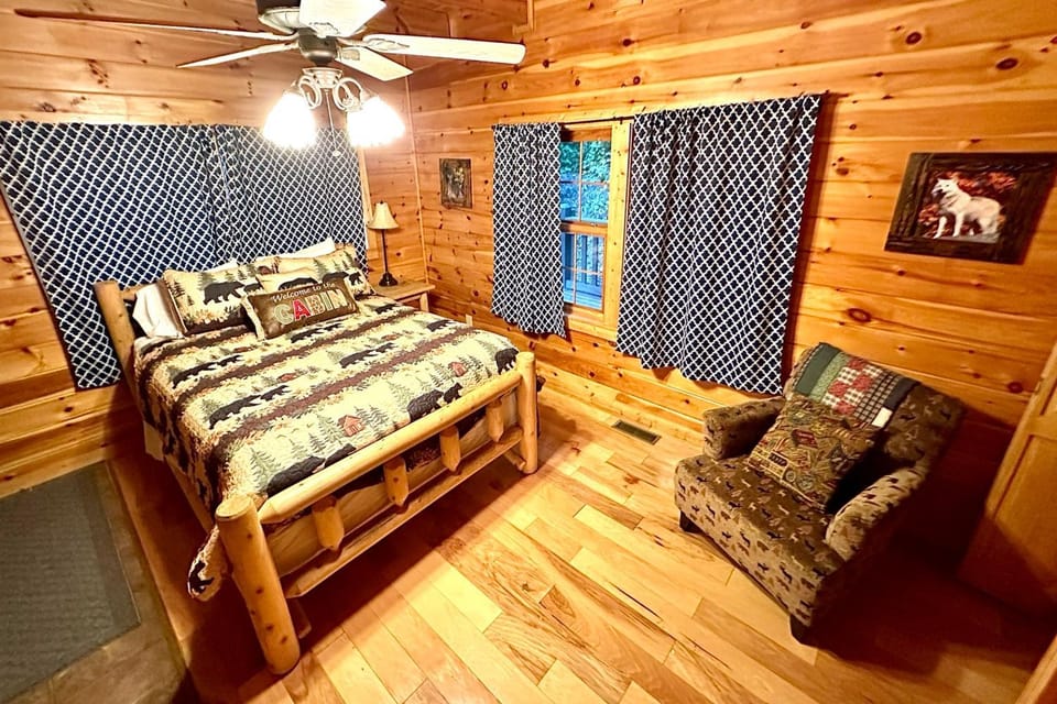 Forested Hideaway Sleeps 14 Hot Tub Pool Access House in Pigeon Forge