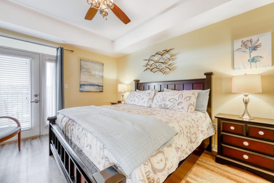 River View Condo Sleeps 6 Shared Hot Tub & Pool House in Sevierville