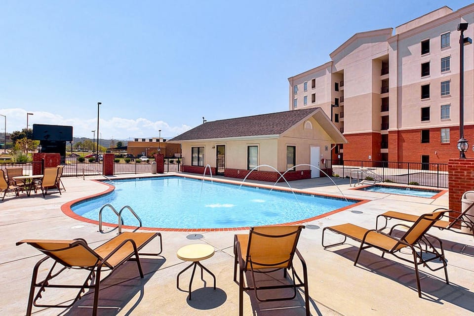 River View Condo Sleeps 6 Shared Hot Tub & Pool House in Sevierville